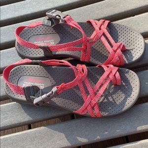 Sketcher’s Women’s size 7 strapping sandal New